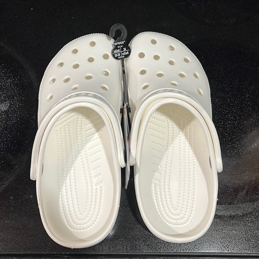 NWT white CROCS Mens 6 Womens 8